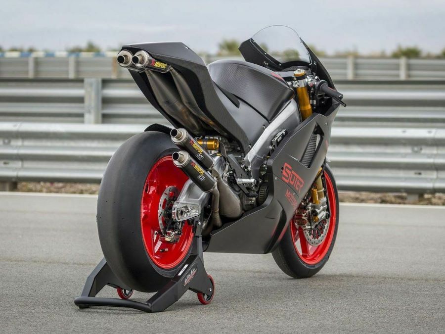 Perspectiva trasera de una moto Suter MMX 500 negra y roja
