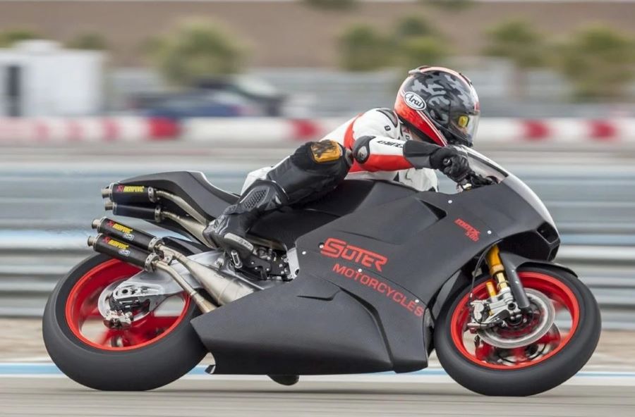 Una moto Suter MMX 500 negra en acción