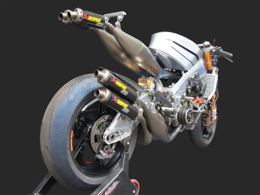 Perspectiva trasera de una moto Suter MMX 500 sin carenado, para apreciar las salidas de escapes