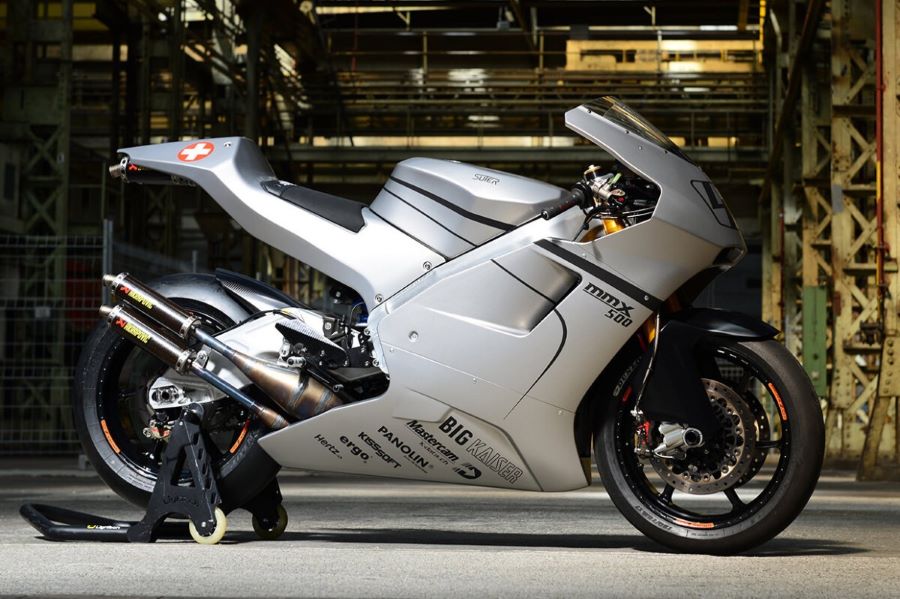 Lateral derecho de una moto Suter MMX 500 gris metálico