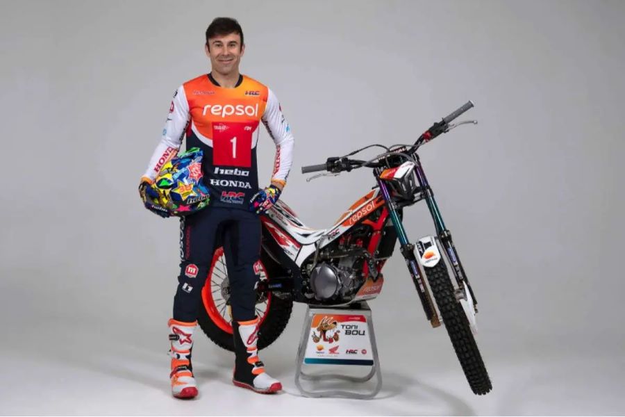 Toni Bou: 40 títulos para explicar una era del trial El piloto de Trial Toni Bou junto a su moto