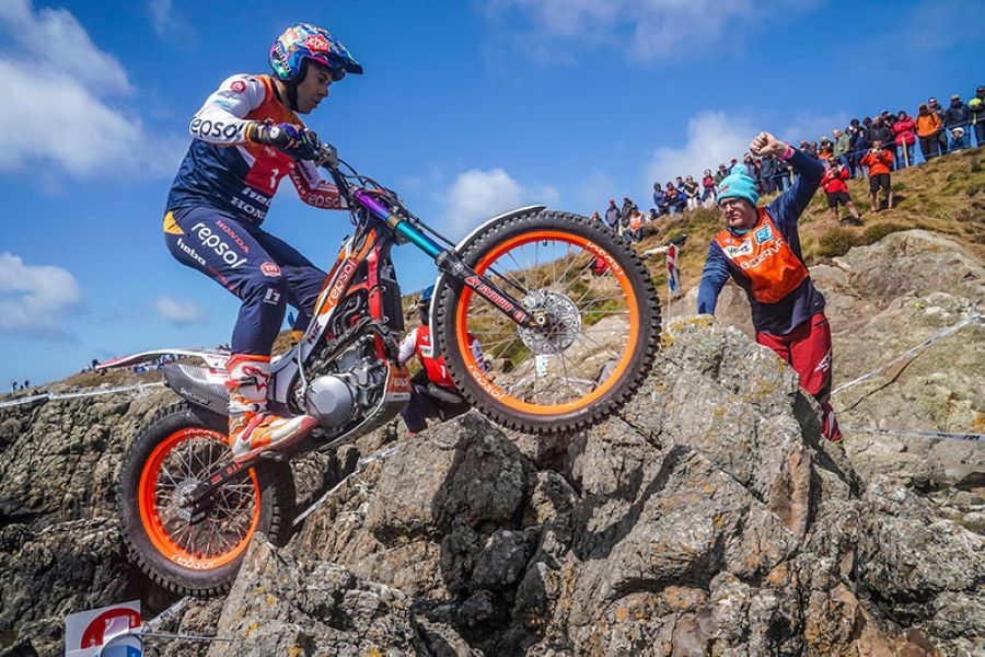 Toni Bou: 40 títulos para explicar una era del trial Toni Bou sube a una roca con su moto Honda
