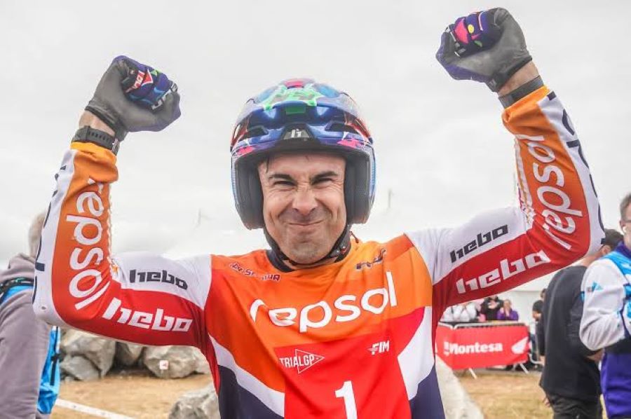 Toni Bou: 40 títulos para explicar una era del trial Toni Bou saludando luego uno de sus habituales triunfos