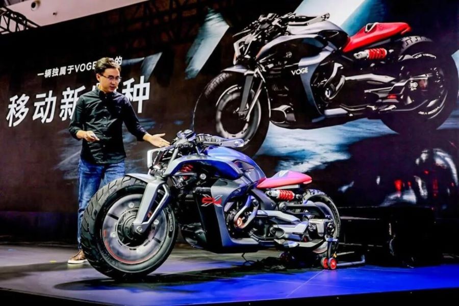 Un directivo de Voge presenta la CU-X en una feria.