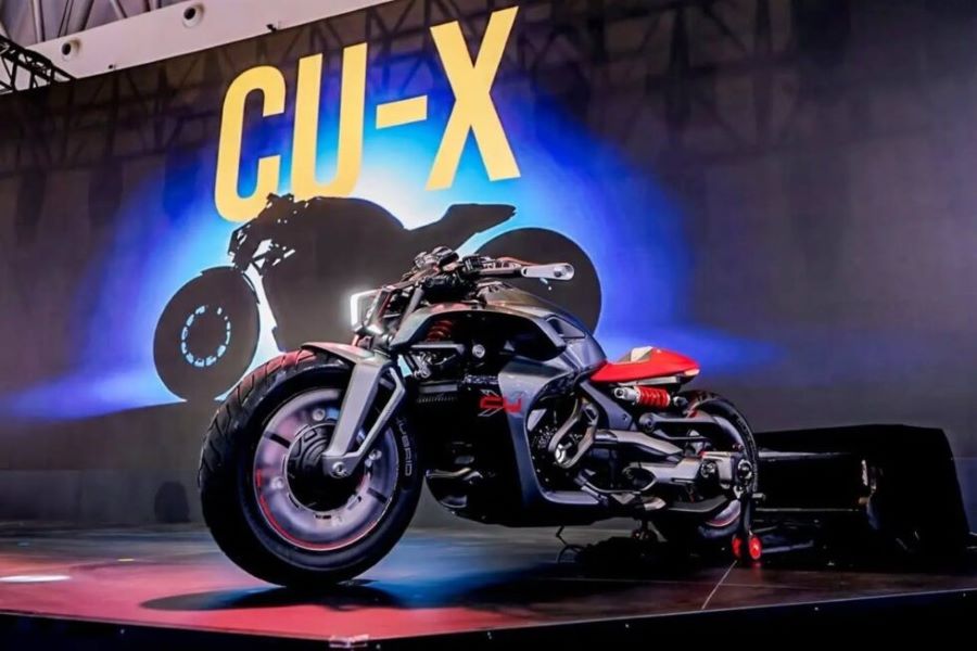 Imagen de la Voge CU-X en un stand