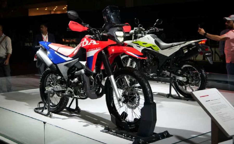 Las Honda XR300L y XR300 Rally en un stand de exposiciones