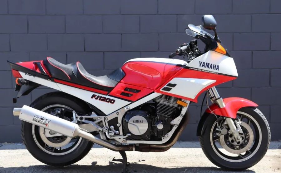 Las 10 motos Yamaha antiguas más famosas e icónicas Lateral derecho de una moto Yamaha FJ1200