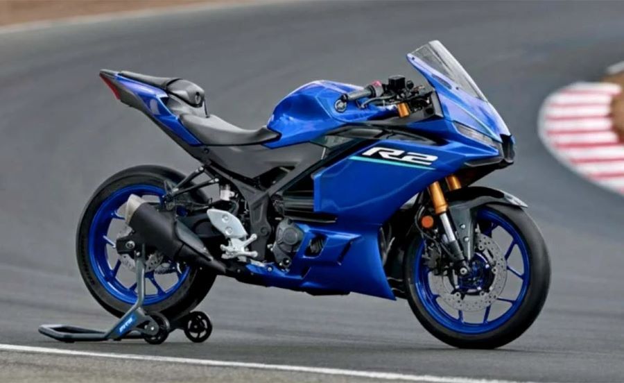 Una Yamaha R2 2026 azul posa sobre un circuito