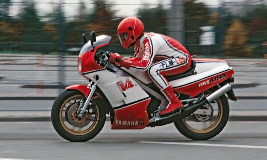 Las 10 motos Yamaha antiguas más famosas e icónicas Una yamaha Yamaha RD500LC en acción