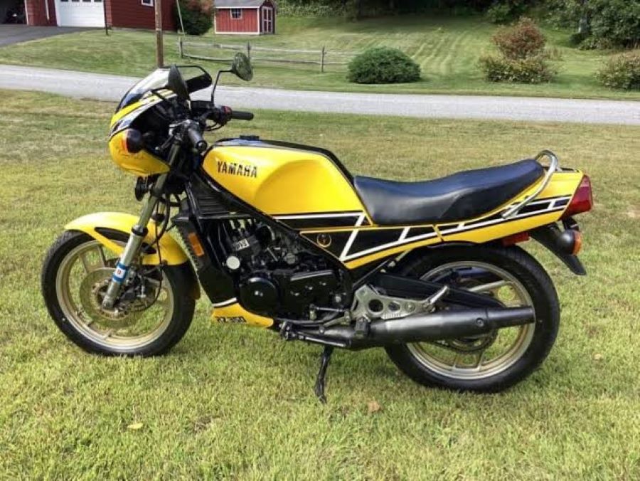 Las 10 motos Yamaha antiguas más famosas e icónicas Una moto Yamaha RZ350 amarilla