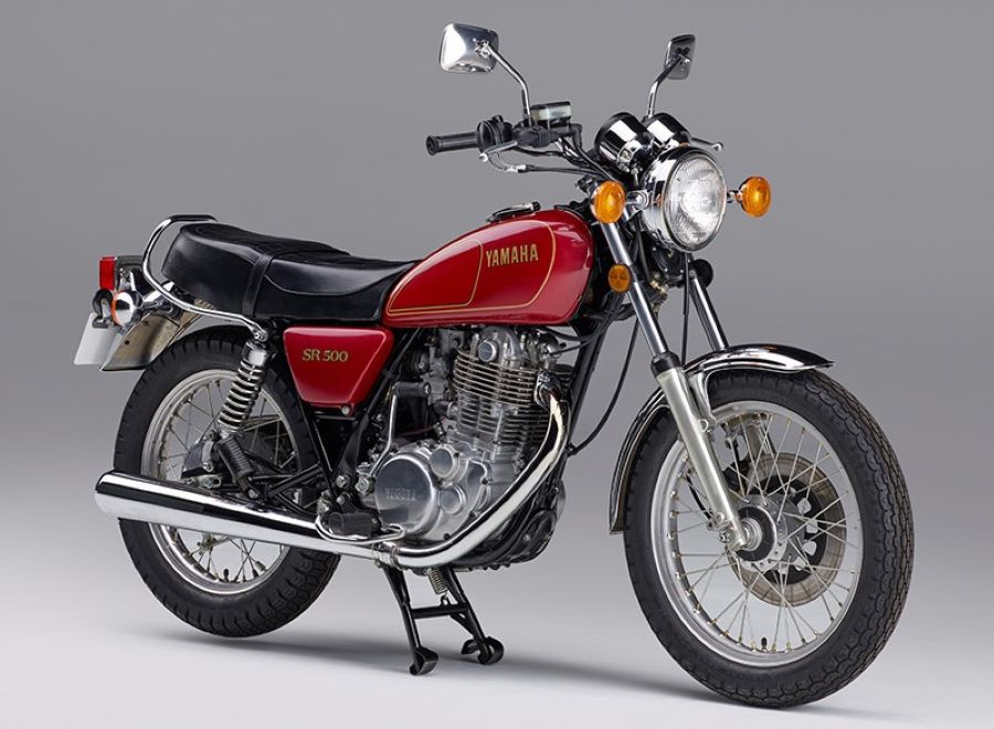 Las 10 motos Yamaha antiguas más famosas e icónicas Lateral derecho de una moto Yamaha SR500 roja