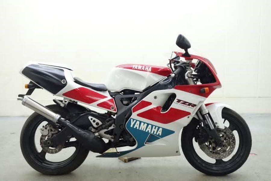 Las 10 motos Yamaha antiguas más famosas e icónicas Lateral derecho de una moto Yamaha TZR250