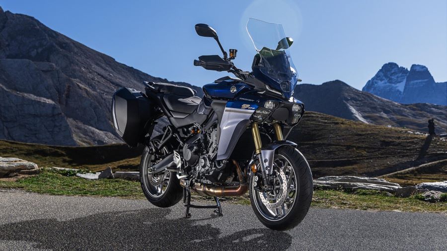 Una moto Yamaha Tracer 9 GT+ posa con montañas de fondo