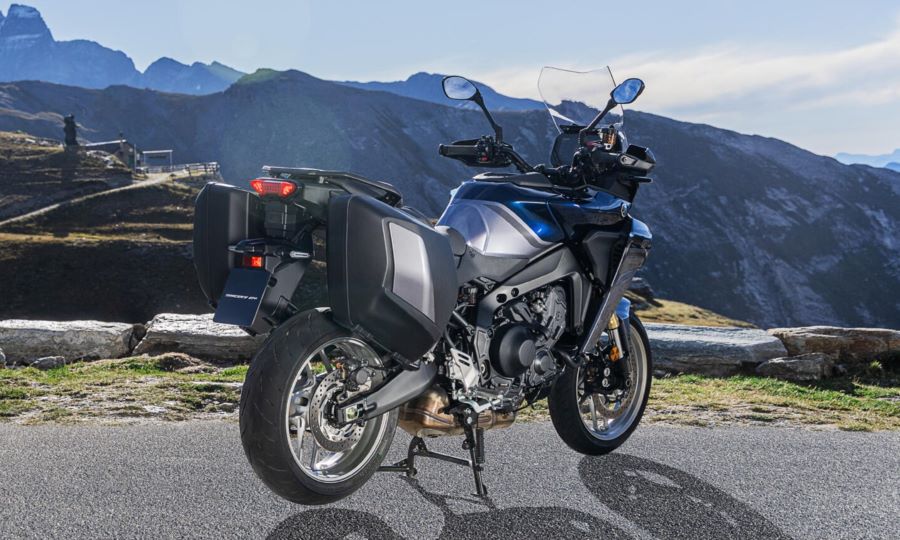 Perspectiva trasera de una moto amaha Tracer 9 GT+