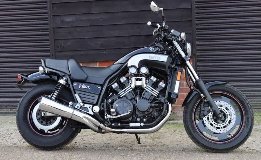 Las 10 motos Yamaha antiguas más famosas e icónicas Lateral derecho de una moto Yamaha VMAX 1200