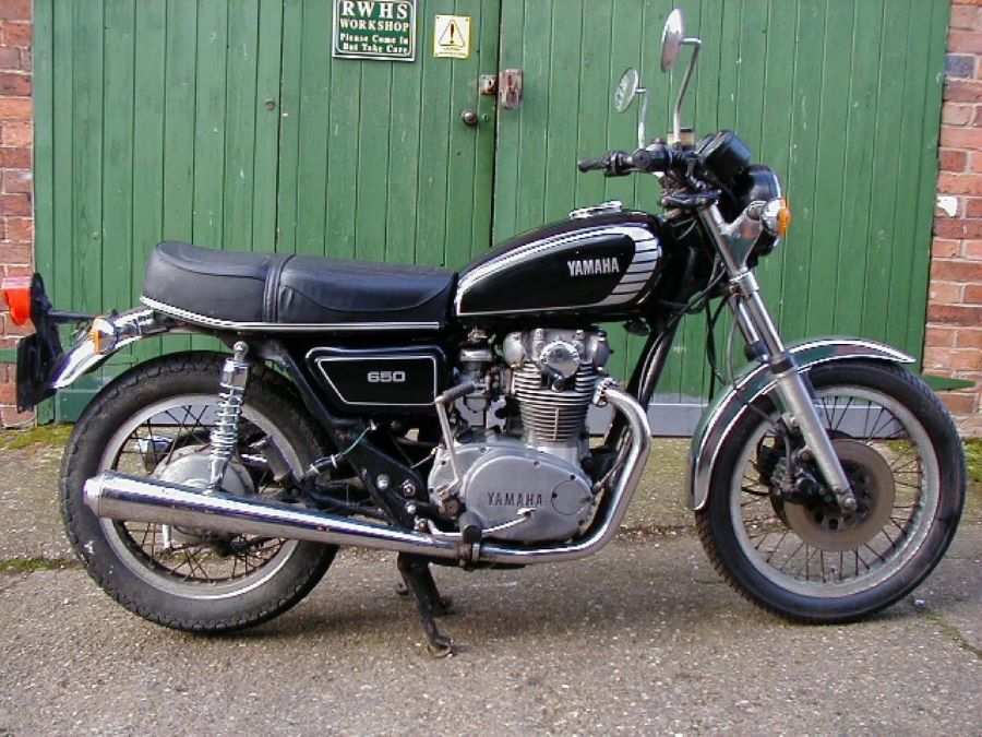 Las 10 motos Yamaha antiguas más famosas e icónicas Lateral derecho de una moto Yamaha XS650