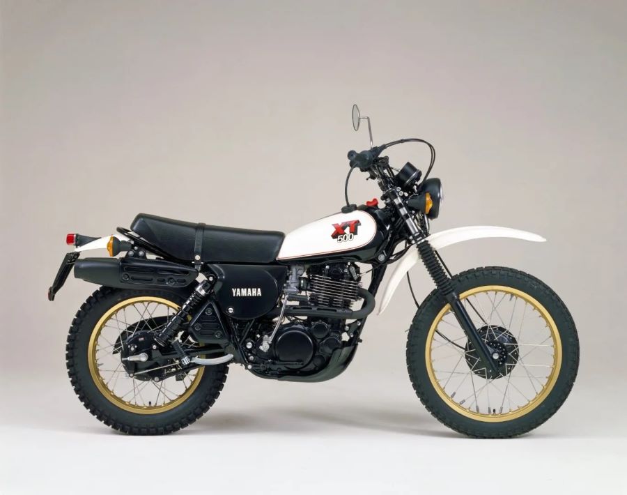 Las 10 motos Yamaha antiguas más famosas e icónicas Lateral derecho de una moto Yamaha XT500