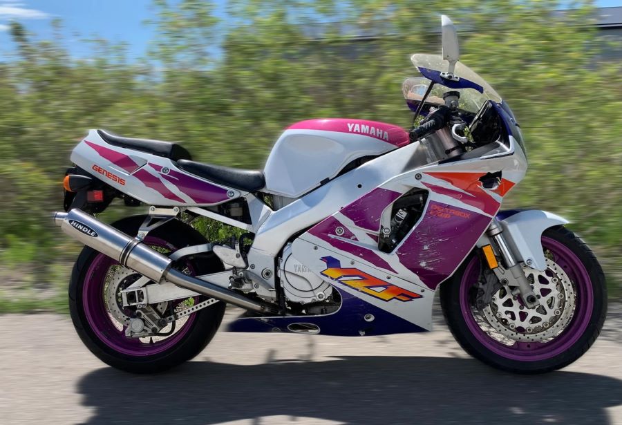 Las 10 motos Yamaha antiguas más famosas e icónicas Lateral derecho de una moto Yamaha YZF750R violeta y blanca