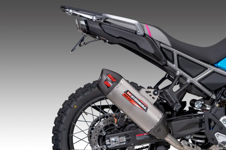 Una moto trail monta un escape Yoshimura