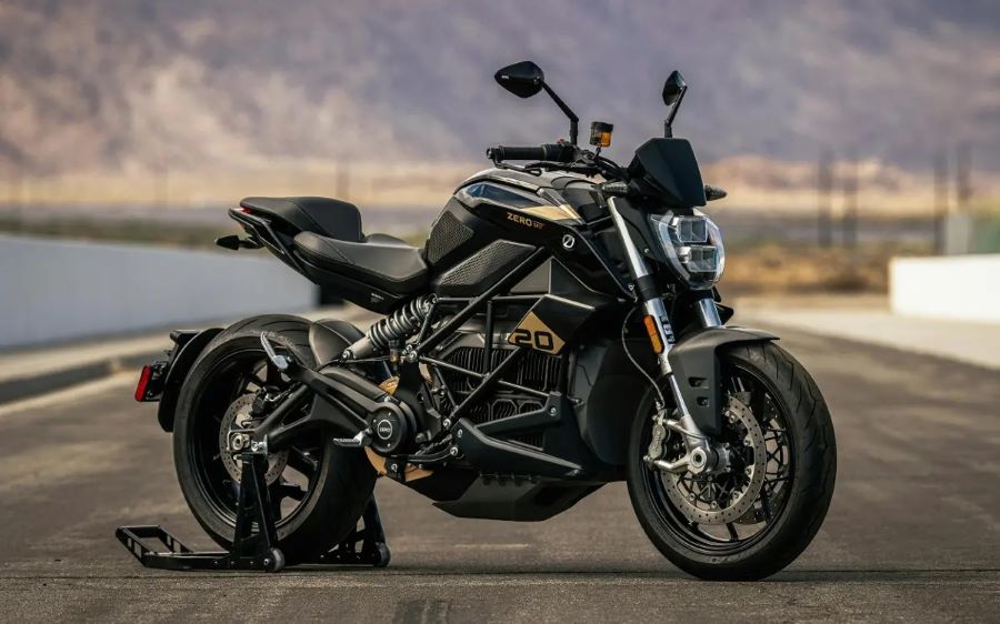 Zero SR/F: 20 años de electricidad a máxima potencia Una moto Zero SR/F 20 Aniversario posa sobre el asfalto