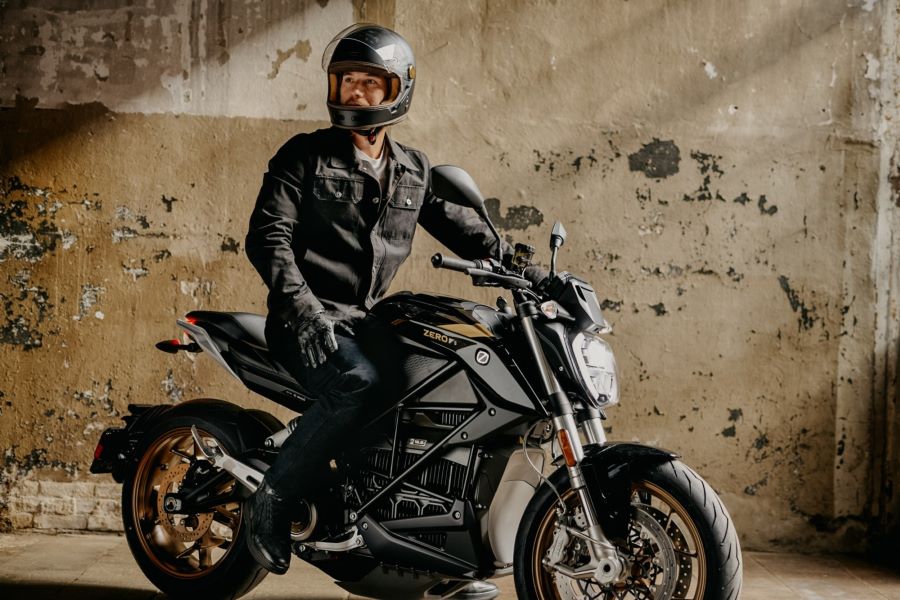 Zero SR/F: 20 años de electricidad a máxima potencia Un piloto mira hacia su derecha, sentado sobre una moto Zero SR/F 20 Aniversario