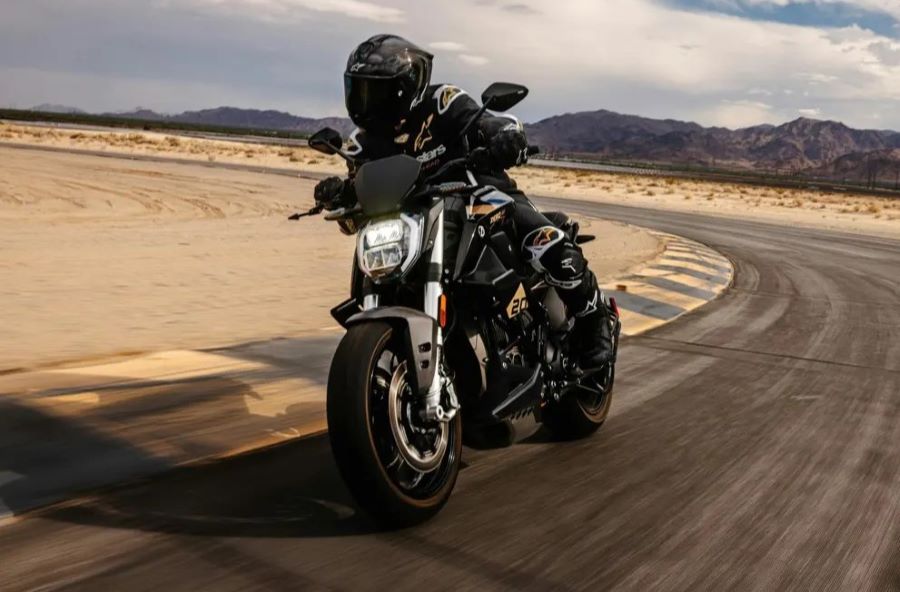 Zero SR/F: 20 años de electricidad a máxima potencia Una moto Zero SR/F 20 Aniversario circula por una pista