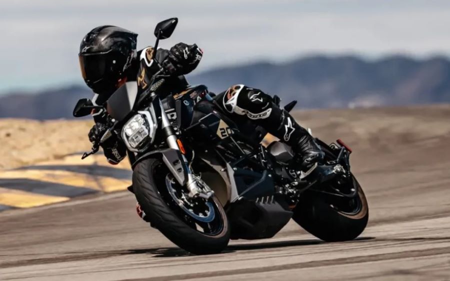 Zero SR/F: 20 años de electricidad a máxima potencia Una moto Zero SR/F 20 Aniversario gira a la derecha en una curva del circuito