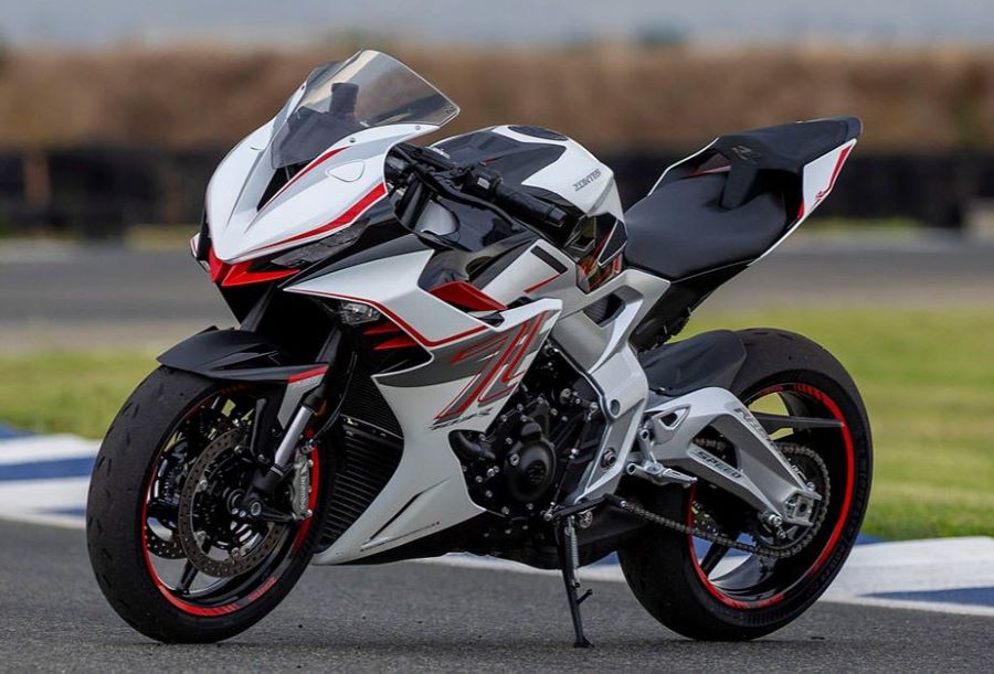 Lateral izquierdo de una Zontes 703 RR blanca sobre una pista