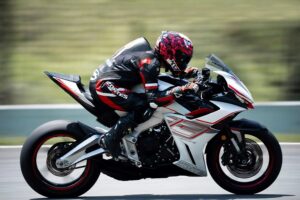 Una moto Zontes 703 RR blanca circula a toda velocidad en una pista