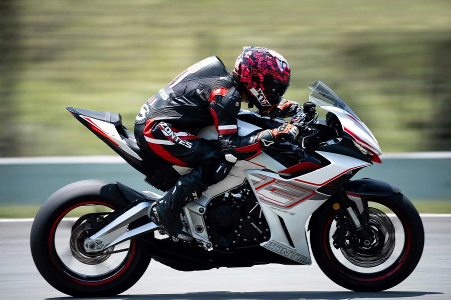 Una moto Zontes 703 RR blanca circula a toda velocidad en una pista
