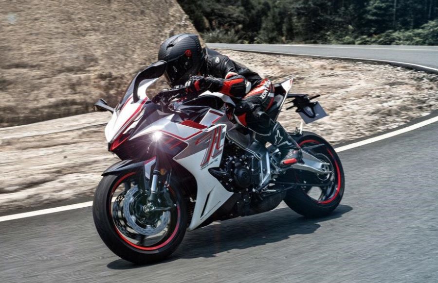Una Zontes 703 RR se desplaza por una curva de carretera
