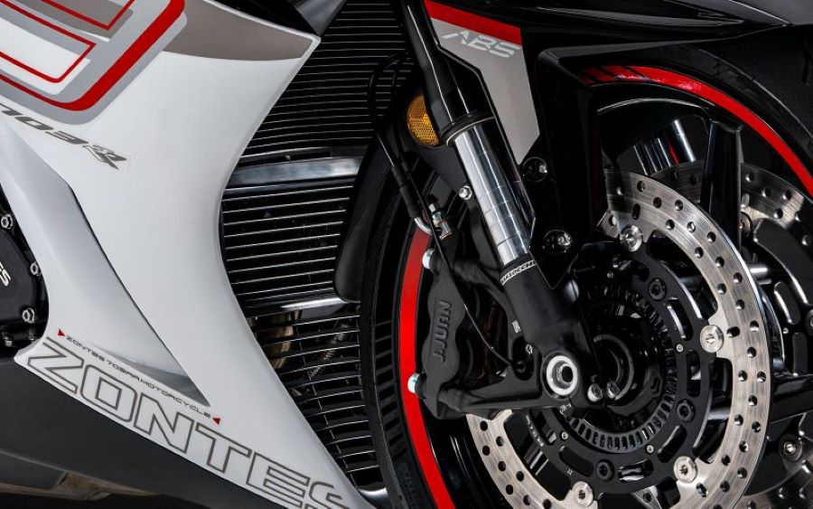 Rueda delantera de una moto La provocación italiana se llama SWM Versante 550