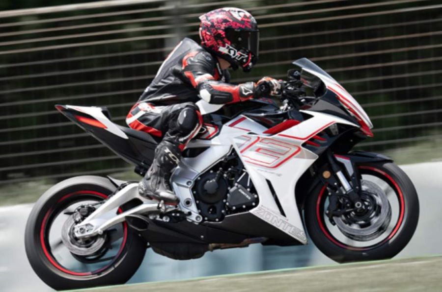 Una moto Zontes 703 RR lanzada a toda velocidad en un circuito