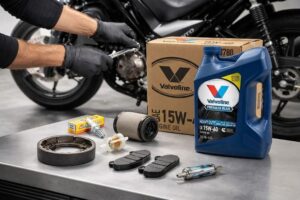 Una imagen creada por IA muestra una botella de aceite frente a manos que trabajan en una moto