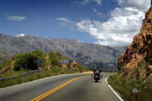 Un motociclista se desplaza por un sector del Camino de las Altas cumbres