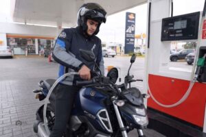 Imagen creada con IA para ilustra la carga de gasolina en una moto de 150 cc