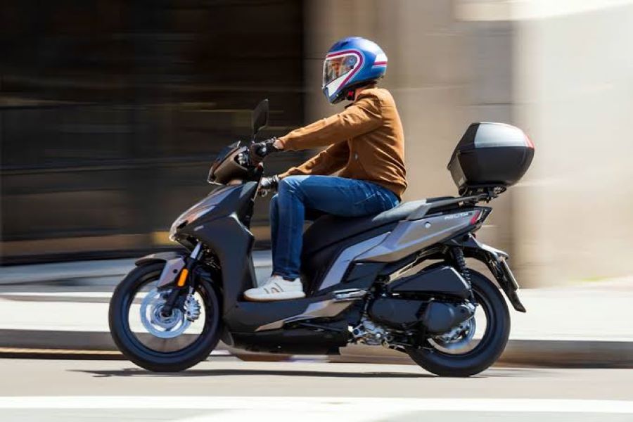 Un Kymco Agility S 125 gira por la ciudad