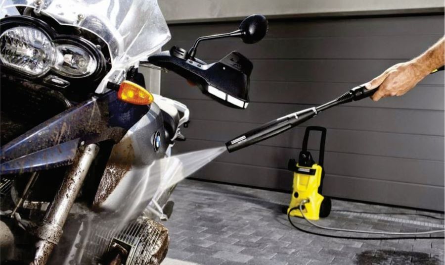 Una Hidrovadora expulsa un fuerte chorro de agua sobre una moto