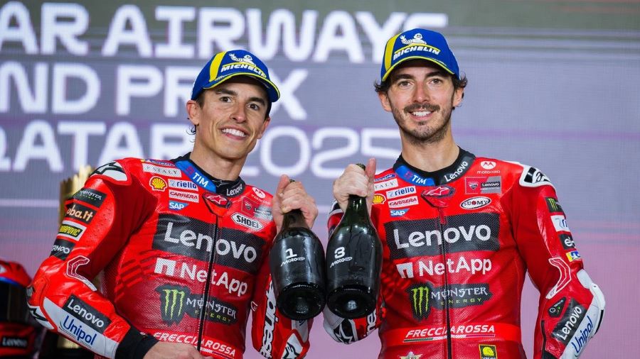 Marc Márquez y Pecco Baganaia celebran juntos en un podio