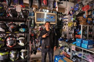 Imagen de un negocio de repuestos de motos creada con IA