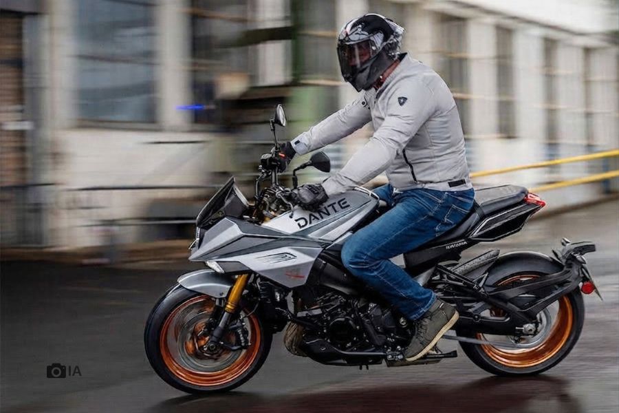 Una moto deportiva Suzuki con el nombre Dante en el tanque