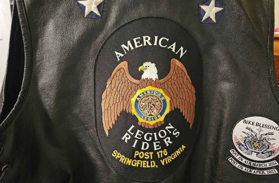 Un parche de una chaqueta motera con leyendas en inglés