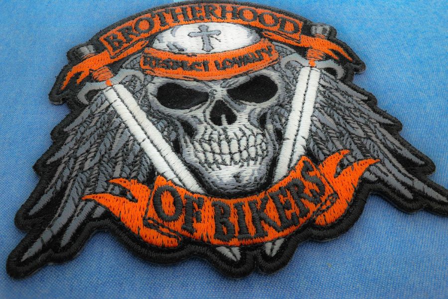 Una insignia de un club de motos con leyendas en inglés