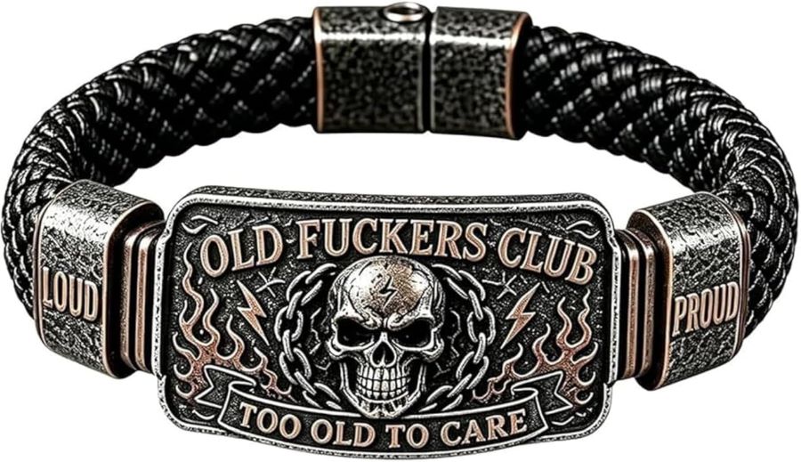 Una pulsera motera con la leyenda "Old Fuckers Club"