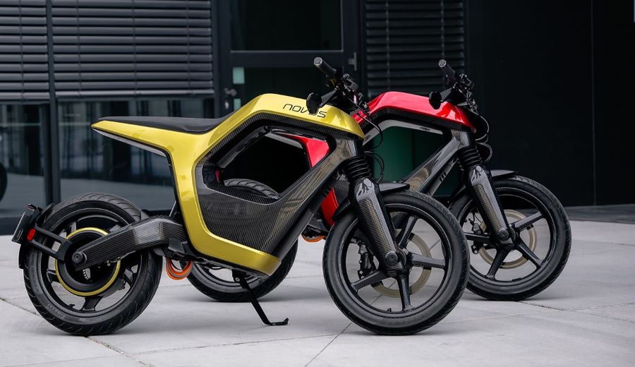 Novus One: carbono, 25 kW y una idea difícil de encasillar La moto eléctrica Novus One en versiones dorado y bordó