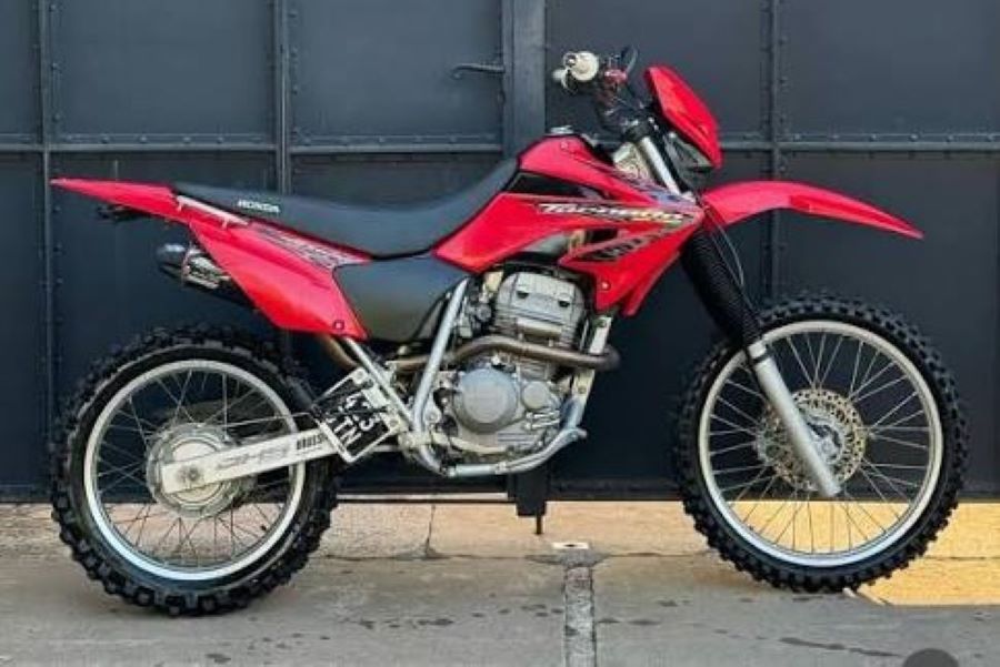 Una moto con la patente instalada a un costado en Argentina