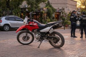 Una imagen creada con IA para reflejar el uso de la patente en un costado de la moto en Argentina
