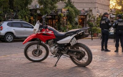 ¿Es legal llevar la patente de la moto al costado en Argentina?