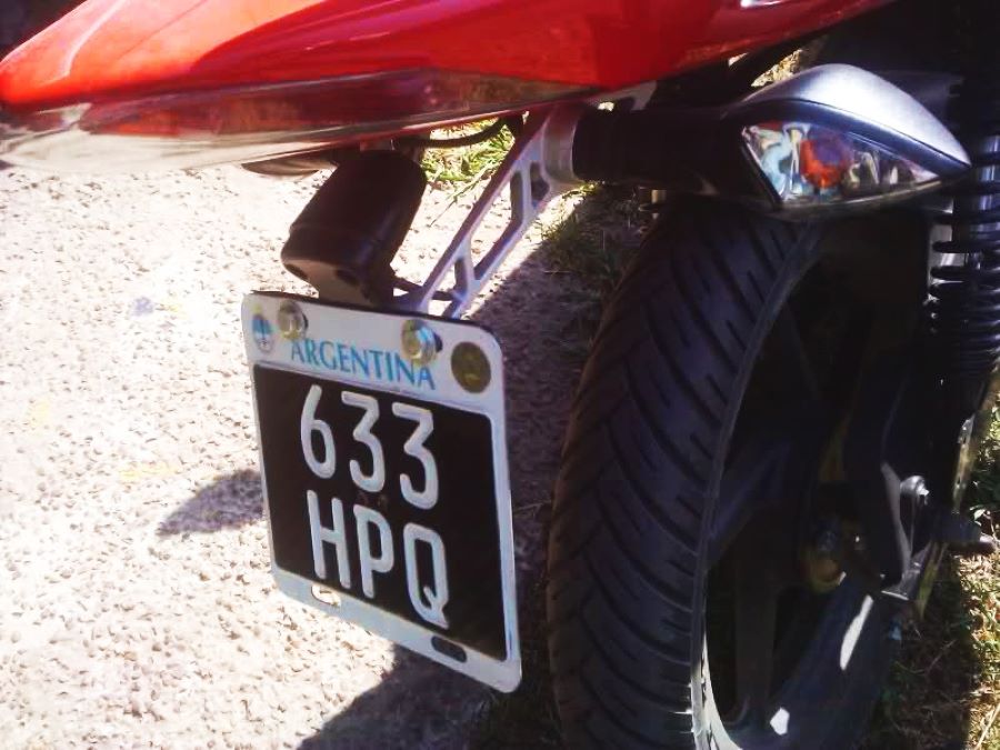 Una moto con la patente colocada correctamente en Argentina