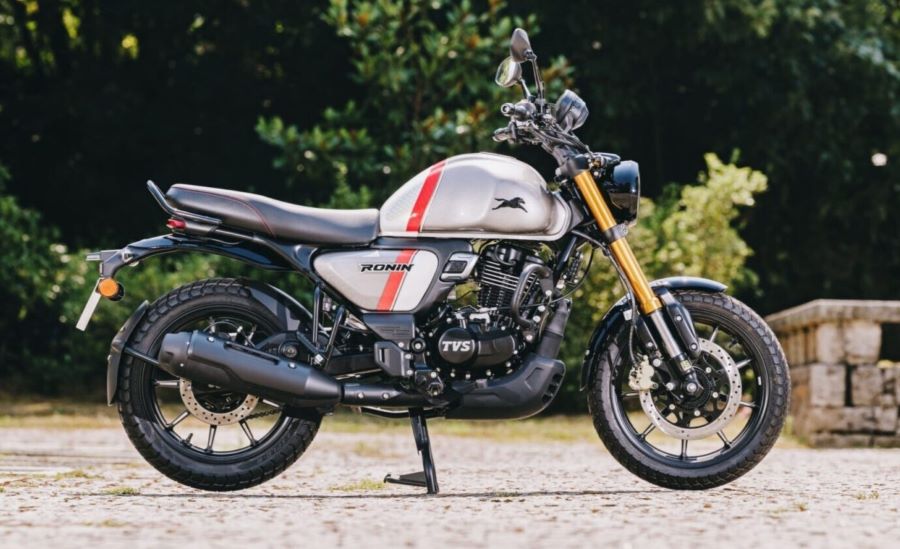 Una moto TVS Ronin 250 gris posa en un escenario natural